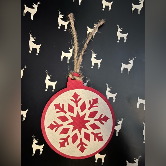 New handmade Red and off white Christmas Ornament/Gift tags set of 8 - Picture 1 of 7